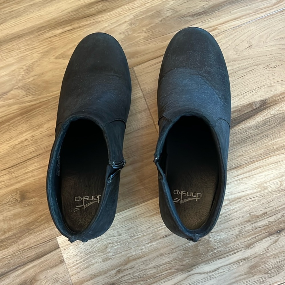 Dansko black booties. Smoke free environment.